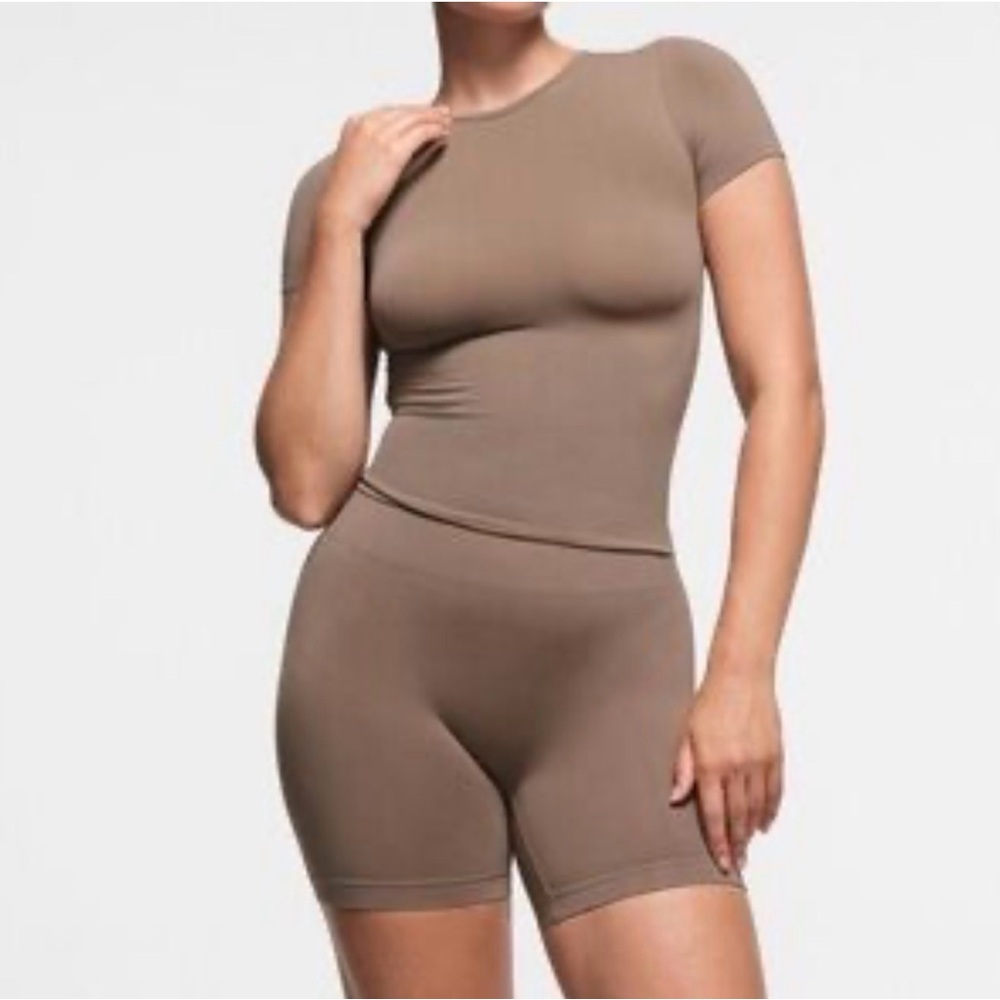 NWT SKIMS Soft Smoothing Seamless T‑Shirt Rare Truffle XXS | Sold‑Out Color